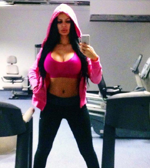 Renata a rămas blocată &icirc;n lift &icirc;mbrăcată extrem de sexy!