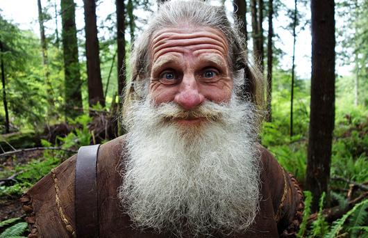 Trăieşte &icirc;ntr-un pom, fără &icirc;ncălţăminte şi se spală pe dinţi cu con de pin