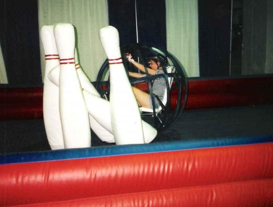 SPECIAL! Bowling cu "bile umane"