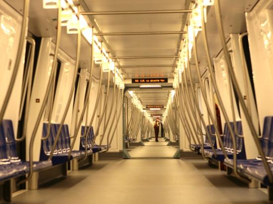 Cum s-au urcat &icirc;n metrou aceşti doi soţi. Călătorii şi-au făcut cruce c&acirc;nd i-au văzut