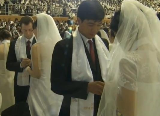 Nuntă la grămadă! 2.500 de tinere perechi s-au căsătorit pe un stadion