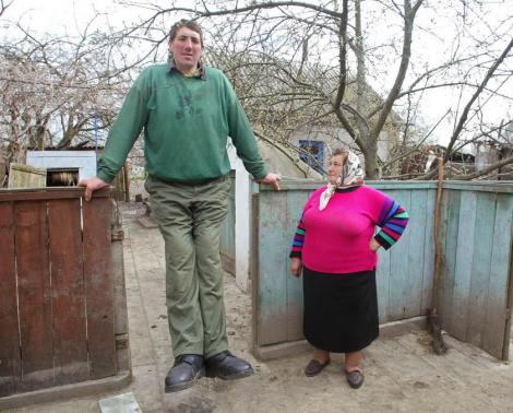 Cel mai înalt om e în Ucraina! Totul pare minuscul, lângă el! (FOTO)