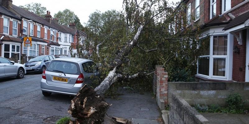 Alt necaz pe capul britanicilor! După inundaţii, au făcut cunoştinţă cu furtunile