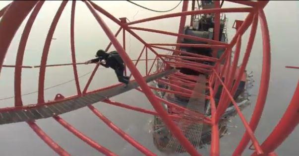 VIDEO! Nu e pentru cei slabi de inimă! Ei au urcat pe turnul din Shanghai, &icirc;nalt de 650 de metri!