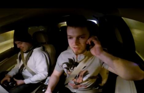 Cum să vorbeşti la mobil la volan, fără să fii amendat! (VIDEO)