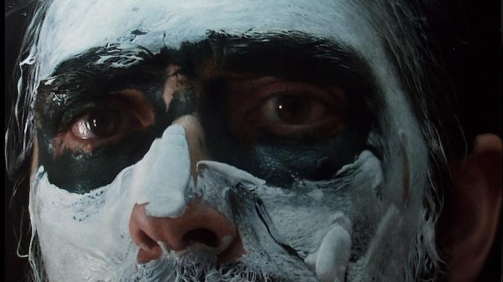 Pare doar un bărbat pictat &icirc;n diverse culori! Ce se ascunde &icirc;n spatele acestei imagini