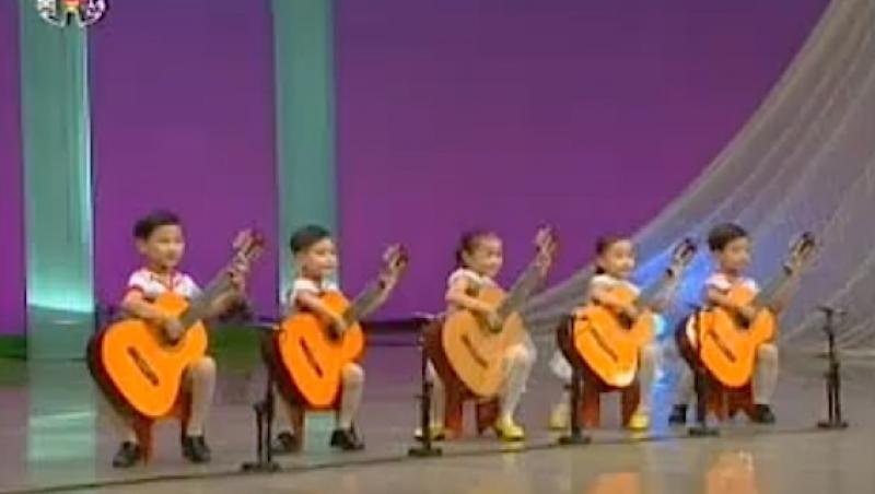 VIDEO: Cinci copii nord-coreeni cântă la chitară! O fac forţat sau din plăcere?