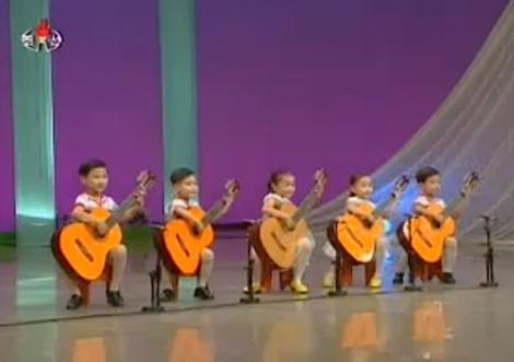 VIDEO: Cinci copii nord-coreeni cântă la chitară! O fac forţat sau din plăcere?