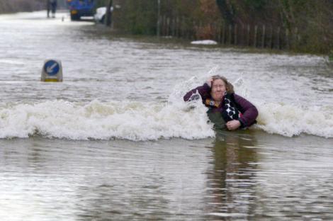 Imagini spectaculoase din timpul furtunii violente din Marea Britanie! (FOTO)