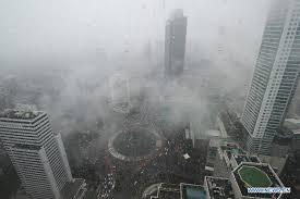 Mai multe orăşe din Indonezia, acoperite de un strat gros de cenuşă