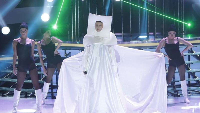 Dans, extravaganță și super voce! Andreea Bănică s-a transformat în Lady Gaga