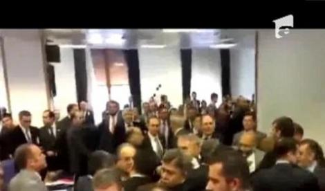 A plouat cu pumni și picioare în parlamentul Turciei! Deputații nu s-au înțeles asupra unei legi