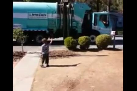 Poveste de zeci de mii de like-uri! Un gunoier &icirc;i face cadou o maşină de gunoi &icirc;n miniatură unui băieţel cu autism