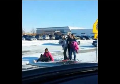 VIDEO! Căzături pe gheaţă în serie, în faţa unei şcoli