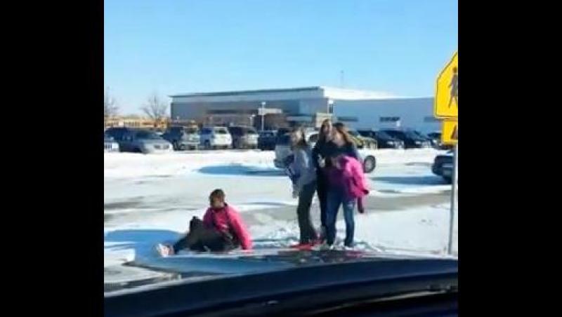 VIDEO! Căzături pe gheaţă în serie, în faţa unei şcoli