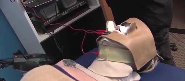 ŞOCANT! &Icirc;şi dau foc, &icirc;şi electrocuteză faţa sau o umplu de s&acirc;nge ca să scape de riduri