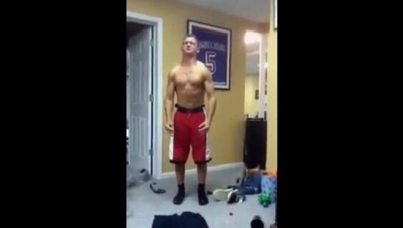 VIDEO! Un culturist începător îşi încordează muşchii până leşină