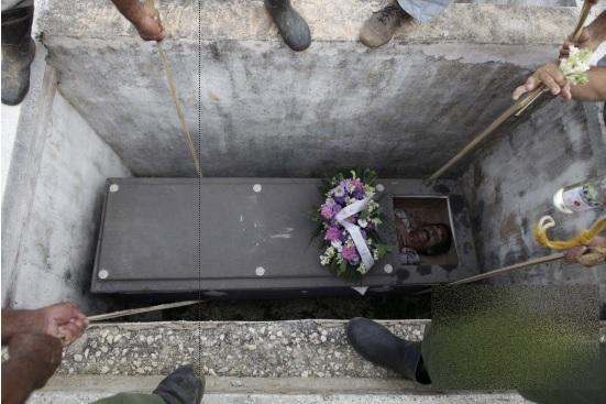 N-ai fi crezut asta NICIODATĂ: "Avea puls, respira şi era conştient, dar l-au &Icirc;NGROPAT de VIU"