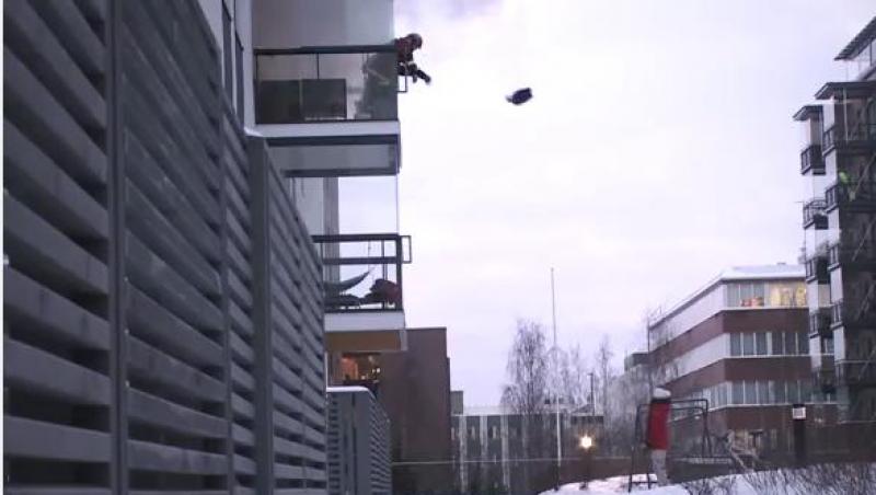 VIDEO! Farsă de coşmar: Un bebeluş, aruncat de la balcon, din mijlocul unui incendiu
