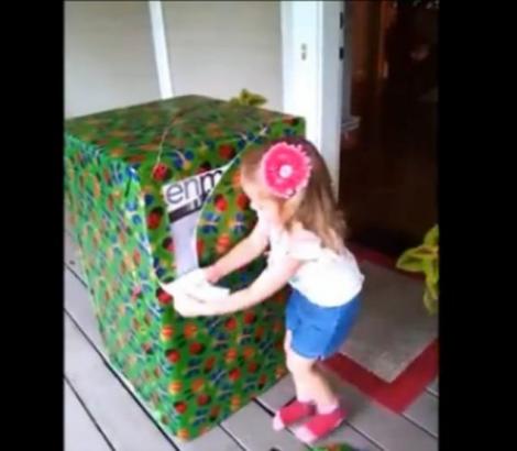 VIDEO: Cadoul ăsta n-o să-l uite niciodată! Ce a primit de ziua ei o fetiţă de trei ani