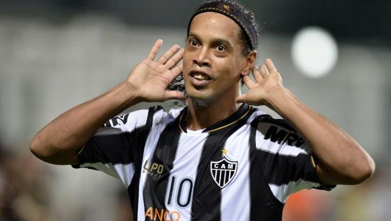 VIDEO: O vezi? N-o mai vezi! Ronaldinho şi-a ridiculizat adversarul pe ritmuri de dans