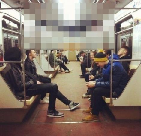 FOTO: Nebunie la metrou! Nu le-a venit să creadă că asta se întâmplă în vagonul lor!