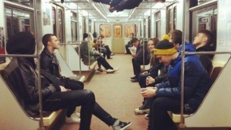 FOTO: Nebunie la metrou! Nu le-a venit să creadă că asta se întâmplă în vagonul lor!