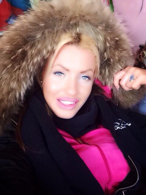 FOTO: Loredana Chivu, mai &icirc;mbrăcată ca niciodată! Cum a &icirc;nfruntat asistenta "iarna pe uliţă"