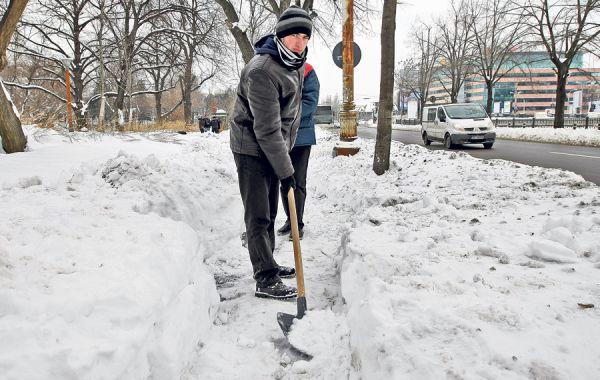 Aşa, DA! Un student a trecut la deszăpezit SINGUR trotuarele Bucureştiului!