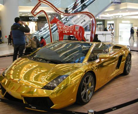 Un Lamborghini de aur, opulenţa extremă
