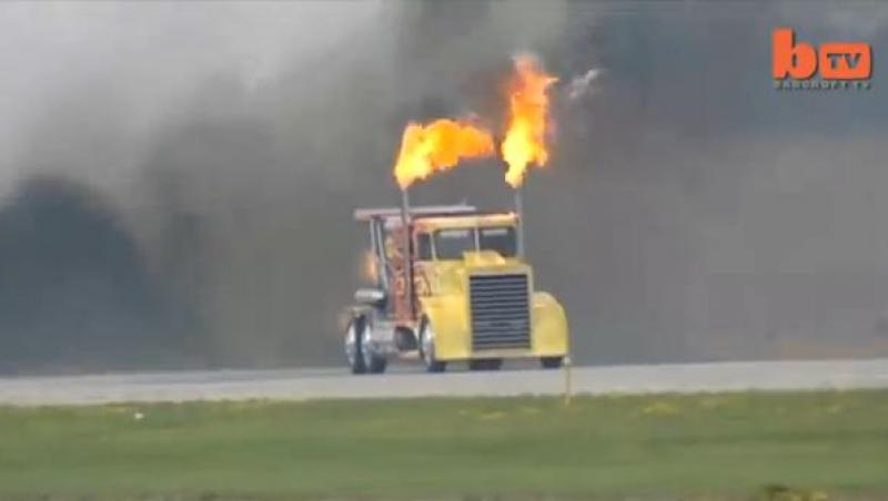 Cel mai rapid camion din lume scoate flăcări ca un dragon din poveşti