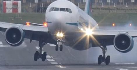 VIDEO terifiant! Un avion, la un pas de prăbuşire, din cauza vântului