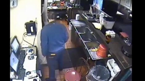 Gestul șocant al bucătarului a falimentat pizzeria la care lucra! (VIDEO)