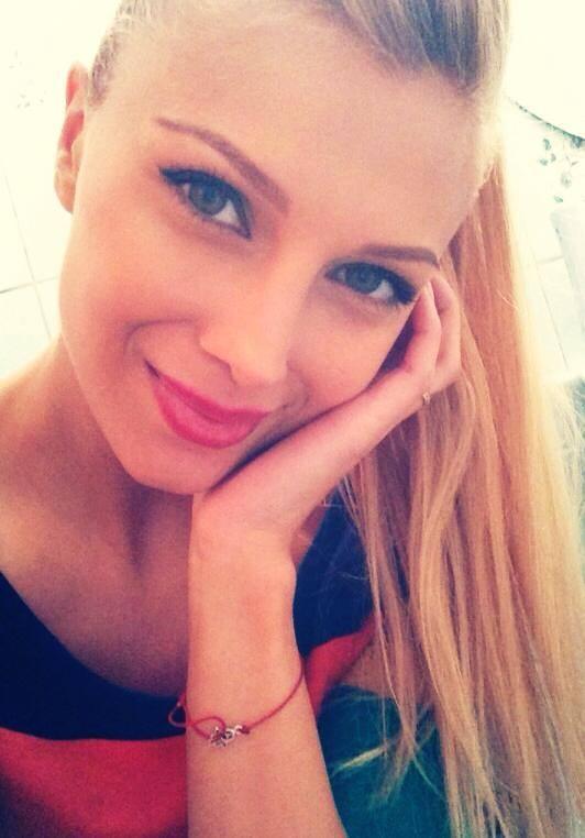 O mai ştii pe Lora la &icirc;nceputul carierei? Uite cum arăta la primele ei şedinţe foto