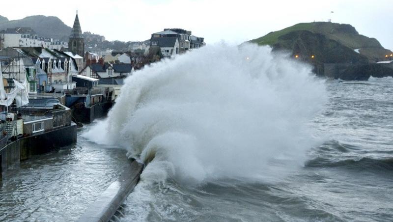 Imagini APOCALIPTICE! Marea Britanie, lovită de cele mai mari inundaţii şi furtuni din ultimii ani