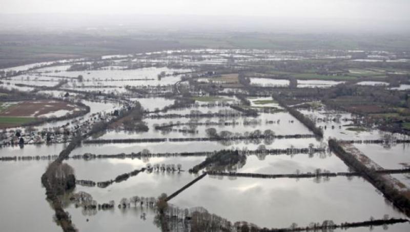 Imagini APOCALIPTICE! Marea Britanie, lovită de cele mai mari inundaţii şi furtuni din ultimii ani