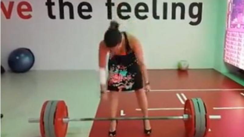 Sport couture: O sportivă ridică haltere deşi poartă  tocuri