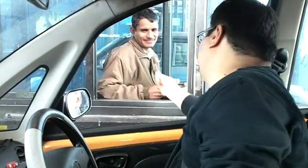 VIDEO! Surpriză de milioane pentru sute de indieni blocați &icirc;n trafic