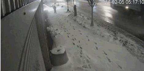 Un pieton, îngropat în zăpada care se curăţa de pe şosea