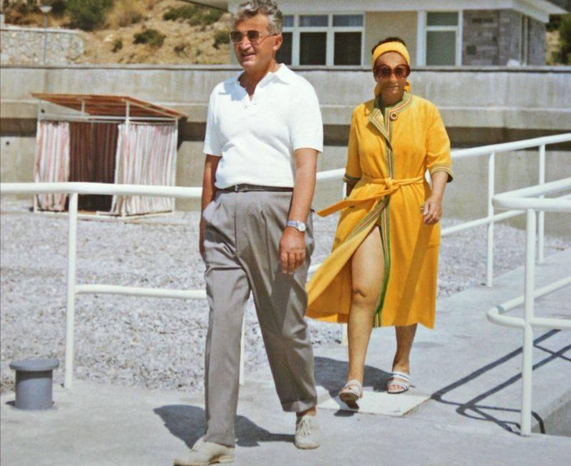 "Epoca de aur", scoasă la licitaţie! C&acirc;t costă haina de blană de vulpe a Elenei Ceauşescu?