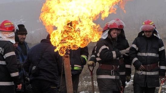 Explozie subterană &icirc;n cartierul Colentina! O maşină a fost avariată