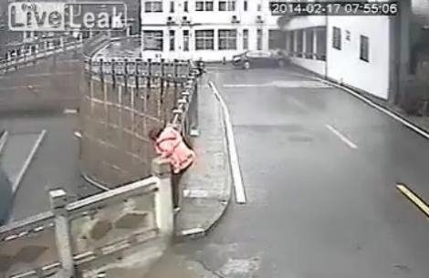 Scenă ŞOCANTĂ surprinsă de o cameră video: O femeie din China e gata să cadă de pe un pod