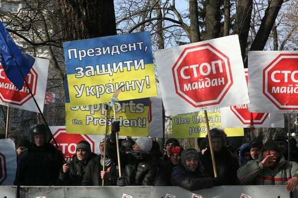 Manifestanţii vandalizează maşinile de lux ale susţinătorilor lui Ianukovici!