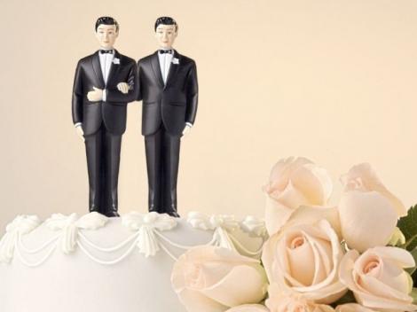 Speriaţi de legalizarea căsătoriilor gay, interzic bărbaţilor să devină regine sau prinţese