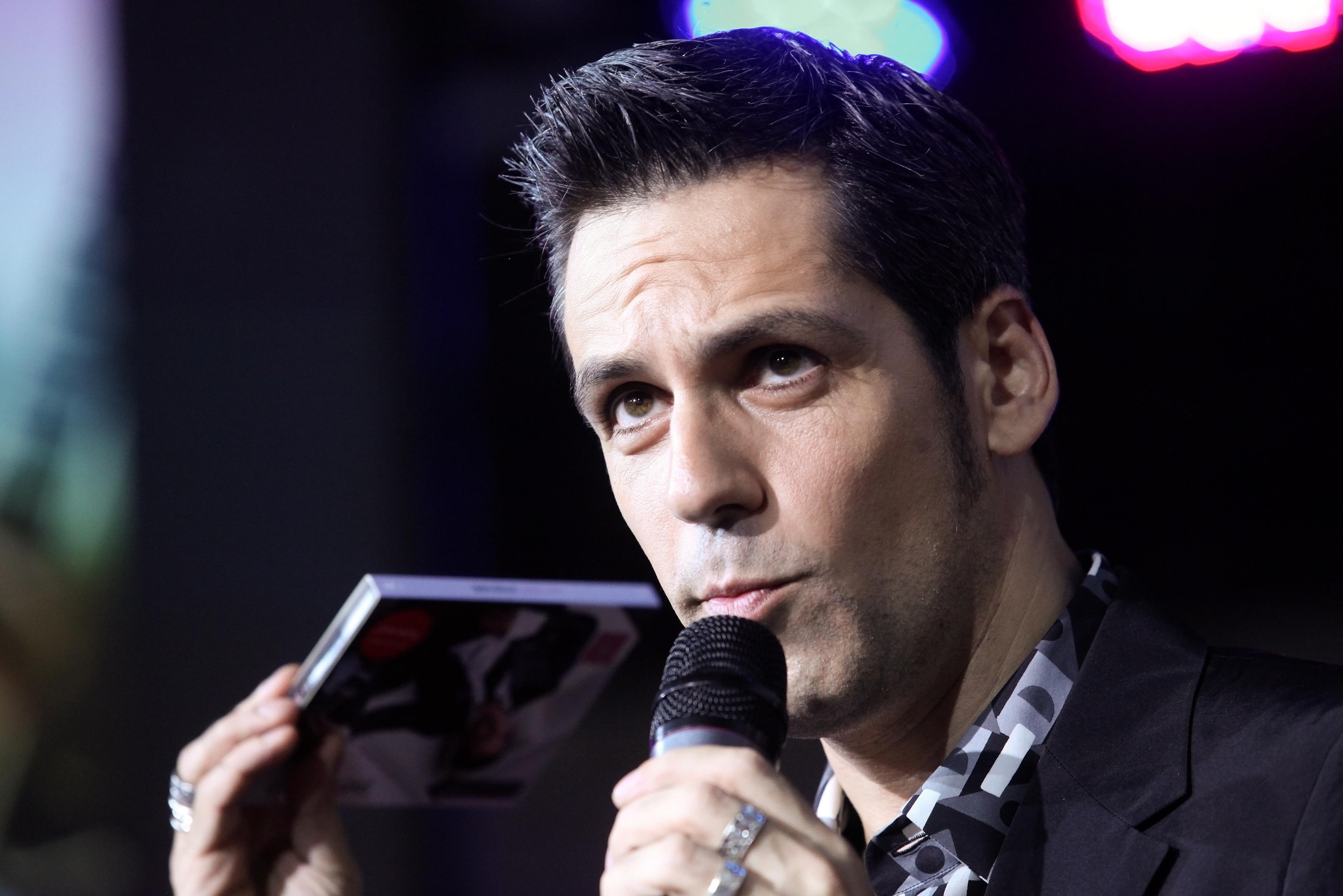 Ştefan Bănică Jr. le dedică fanelor cele mai frumoase c&acirc;ntece de dragoste