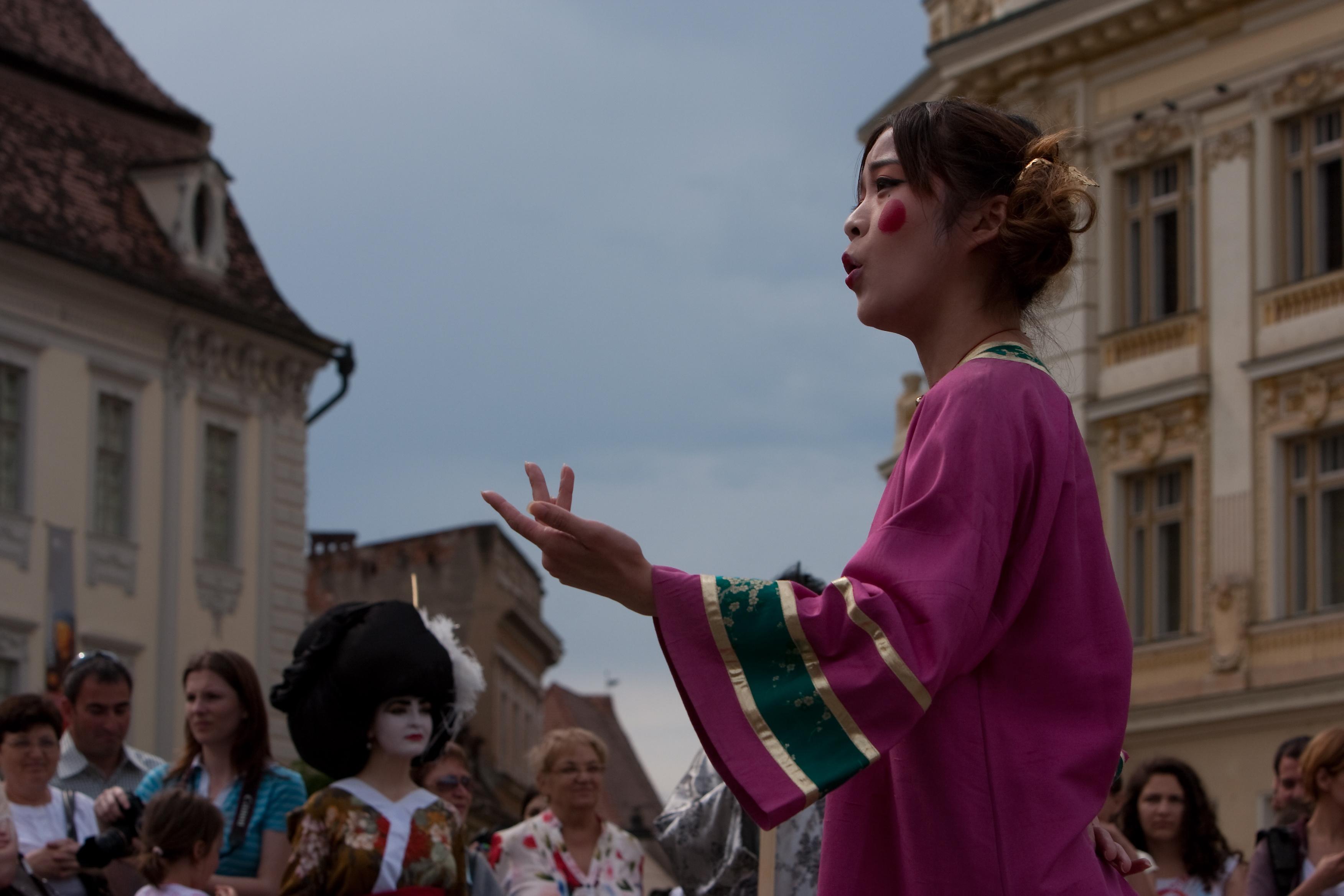 Japonezii iau parte la seminarii unde &icirc;nvaţă să pl&acirc;ngă