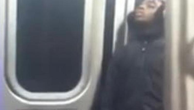 Atenție, se închid ușile: Ce păţeşte un tânăr care aţipeşte în metrou