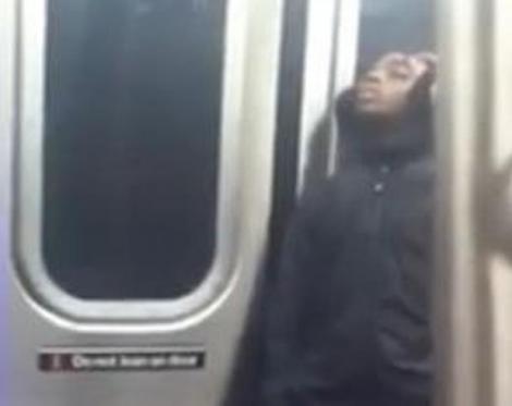 Atenție, se închid ușile: Ce păţeşte un tânăr care aţipeşte în metrou
