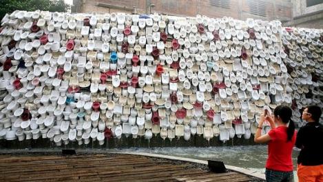 Galerie FOTO: Cum arată cea mai mare cascadă din China construită din 10.000 de WC-uri!