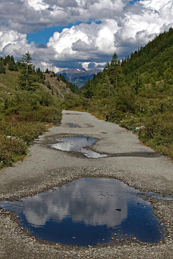 FOTO! Gropile din asfalt nu mai sunt o problemă! Iată cele mai inventive soluții